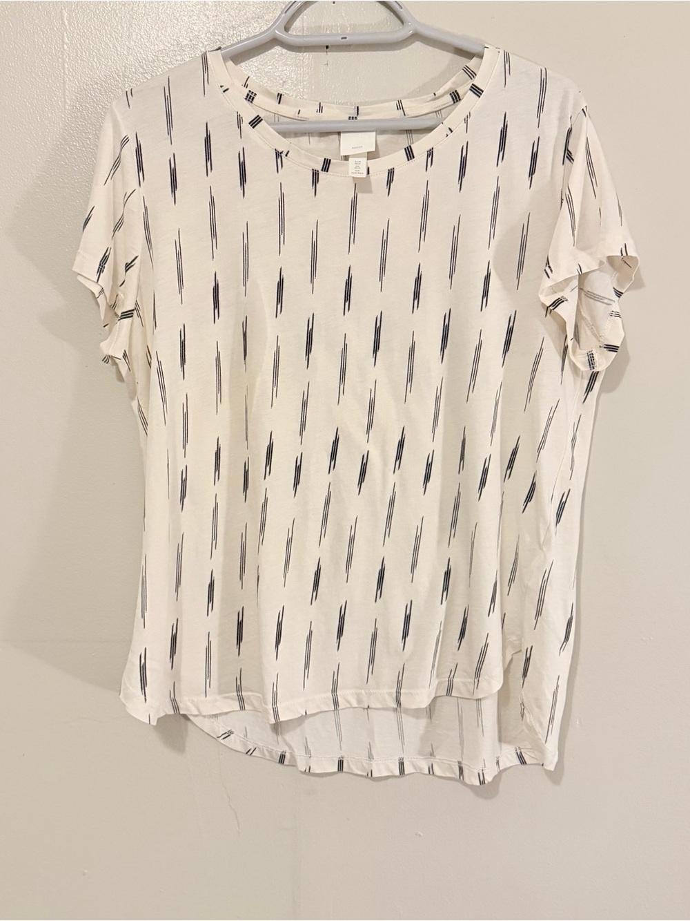 H&M White Short-Sleeve Tee with Black Dash Pattern